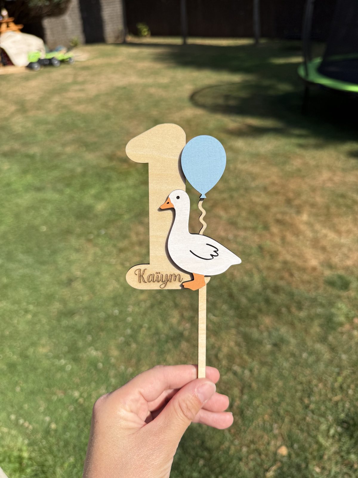Cake topper en bois gravé « 1 an », oie et ballon, prénom Kaïym, créations L'Univers du Petit Bois