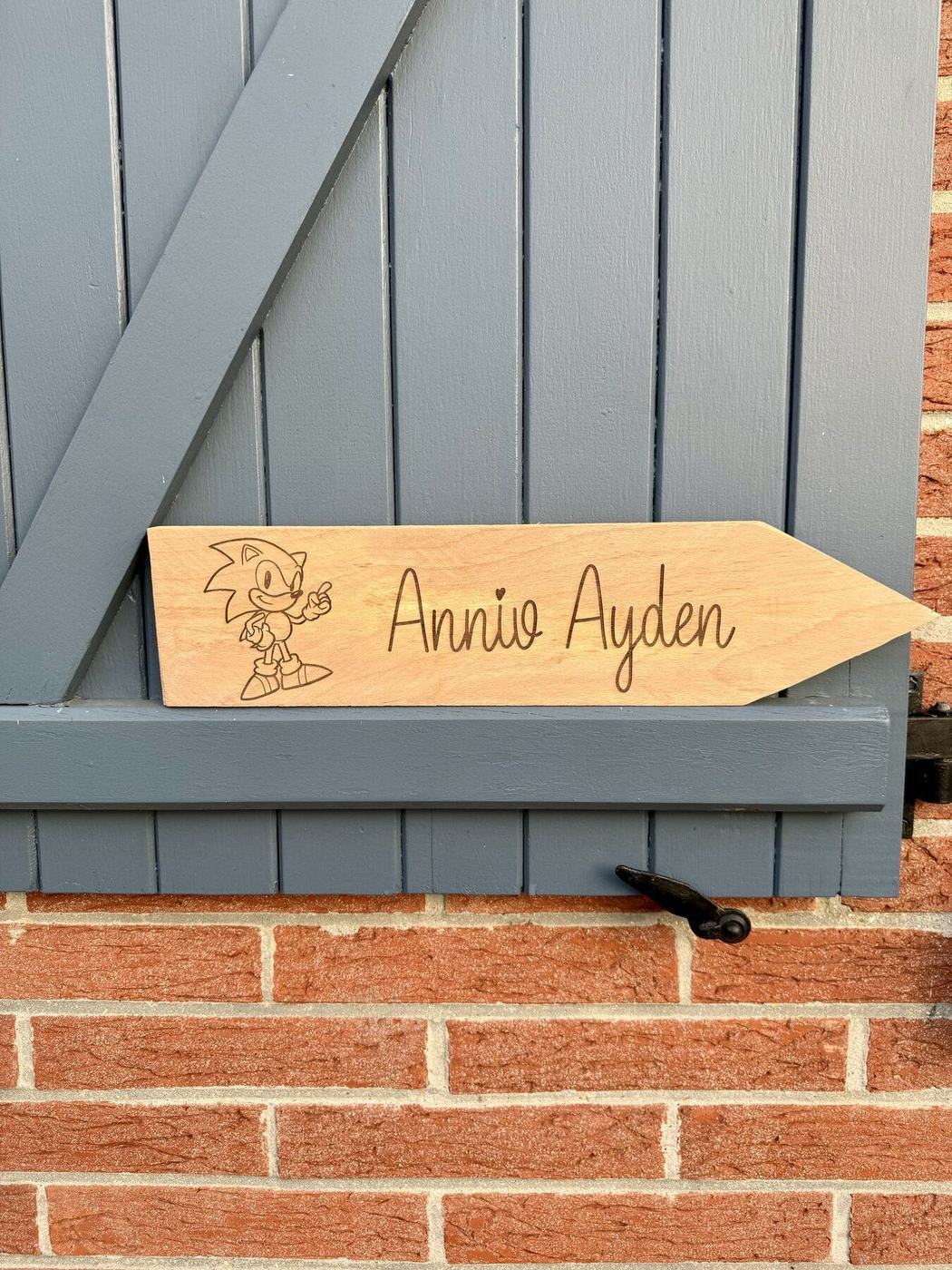 Flèche directionnelle en bois gravé « Anniv Ayden », thème Sonic, créations L'Univers du Petit Bois