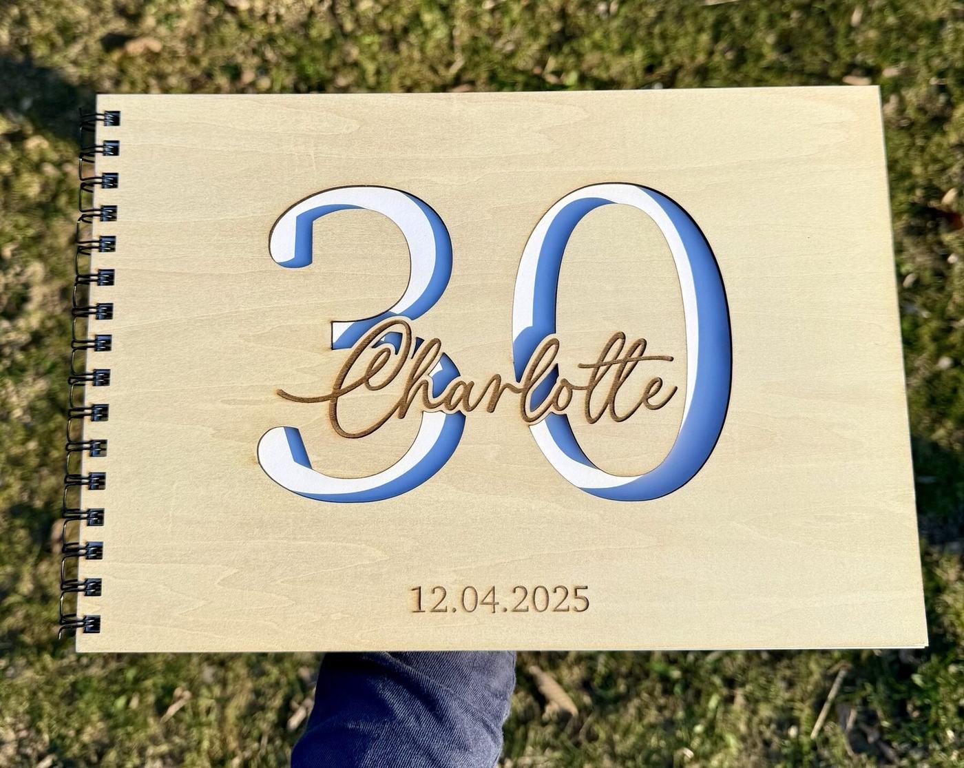 Livre d'or en bois gravé « 30 Charlotte », date personnalisée, créations L'Univers du Petit Bois