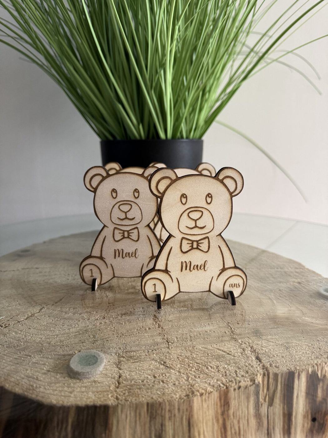 Marque-place de 1er anniversaire en bois, ourson gravé « Maël, 1 an », créations L'Univers du Petit Bois