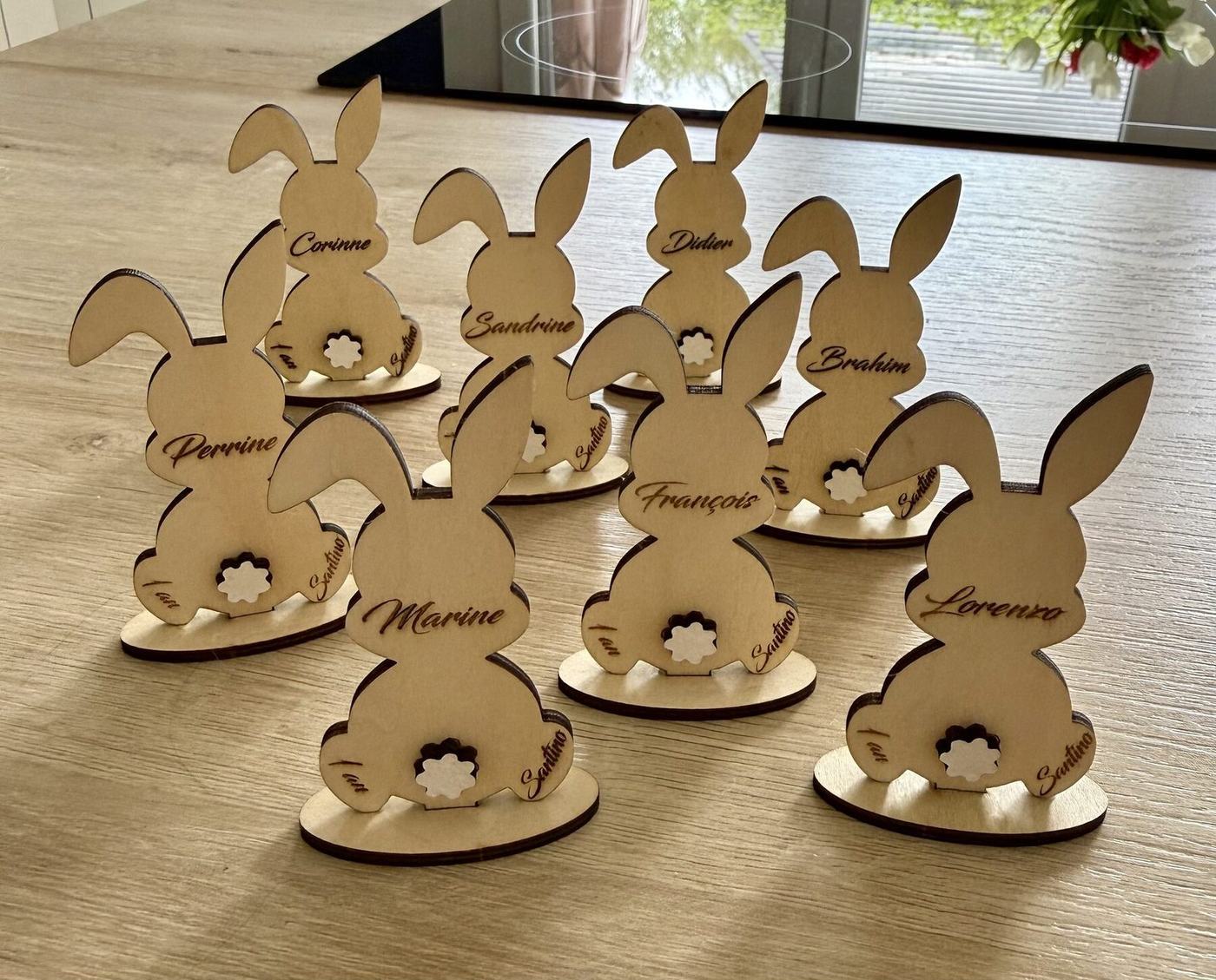 Marque-places de baptême en bois en forme de lapin, prénom de chaque invité gravé, créations L'Univers du Petit Bois