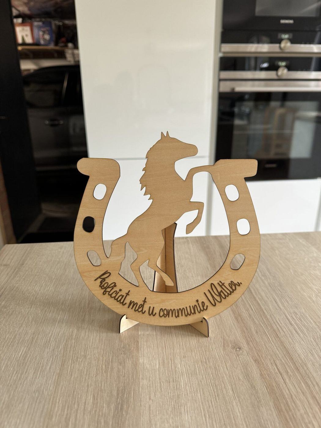 Fer à cheval en bois gravé, souvenir de baptême personnalisé, créations L'Univers du Petit Bois