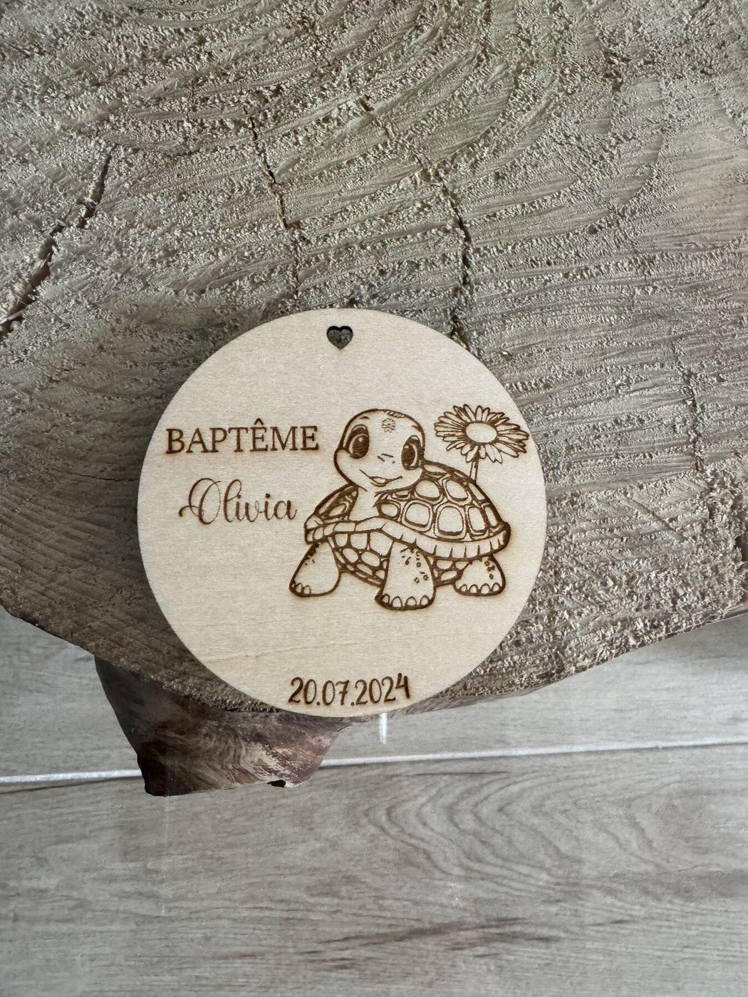Médaillon rond en bois gravé « Baptême Olivia », illustration tortue et fleur, créations L'Univers du Petit Bois