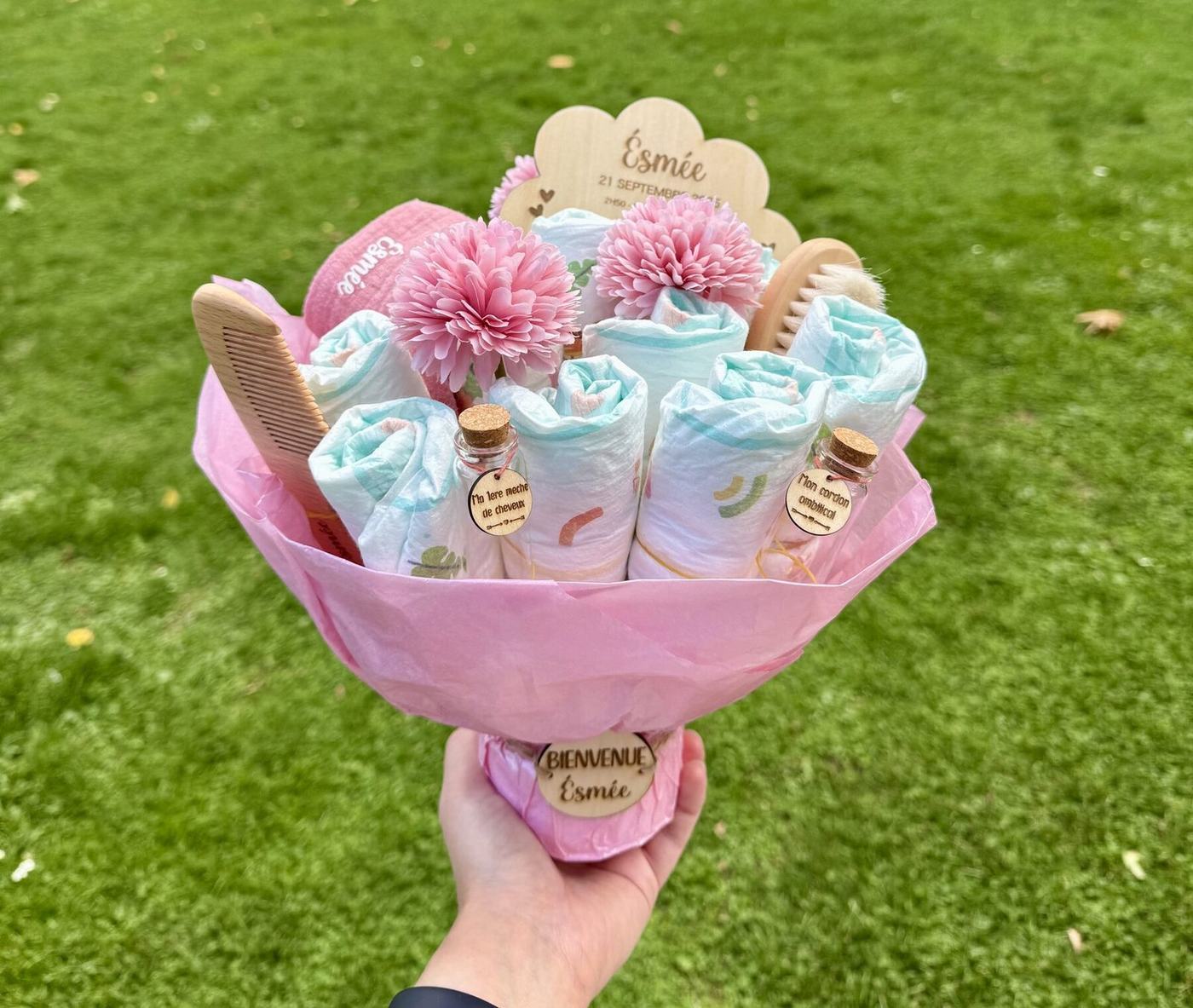 Bouquet de naissance en bois personnalisé, teinte rose, créations L'Univers du Petit Bois
