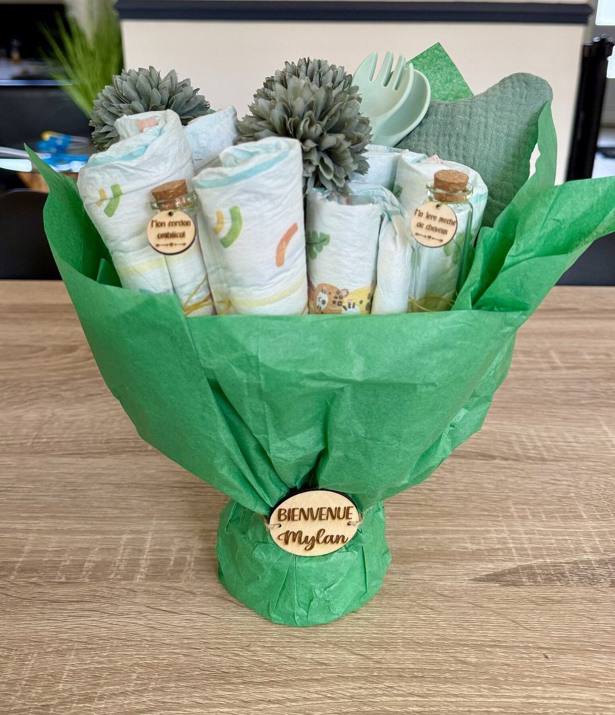 Bouquet de naissance vert personnalisé au prénom Mylan, créations L'Univers du Petit Bois