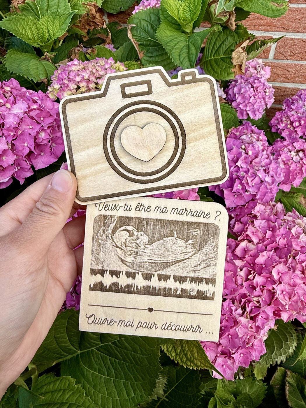 Appareil photo en bois gravé ouvert « Veux-tu être ma marraine ? », créations L'Univers du Petit Bois