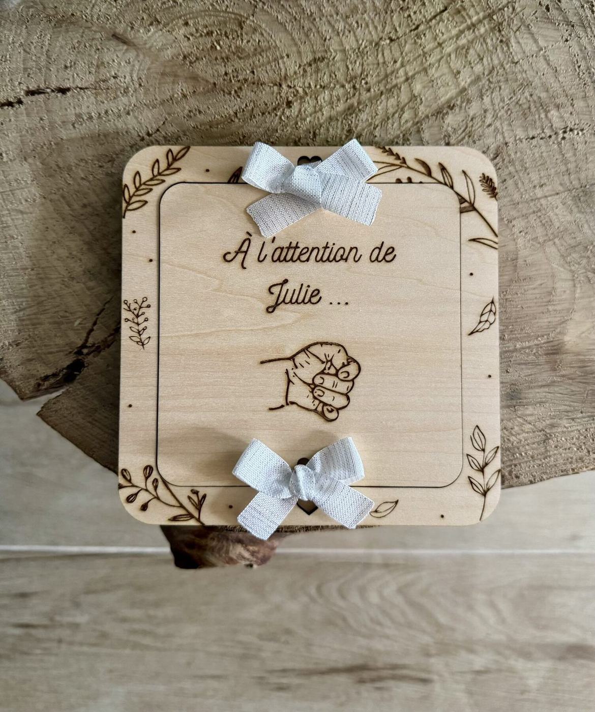 Cadre en bois gravé « À l'attention de Julie », boîte souvenir, créations L'Univers du Petit Bois