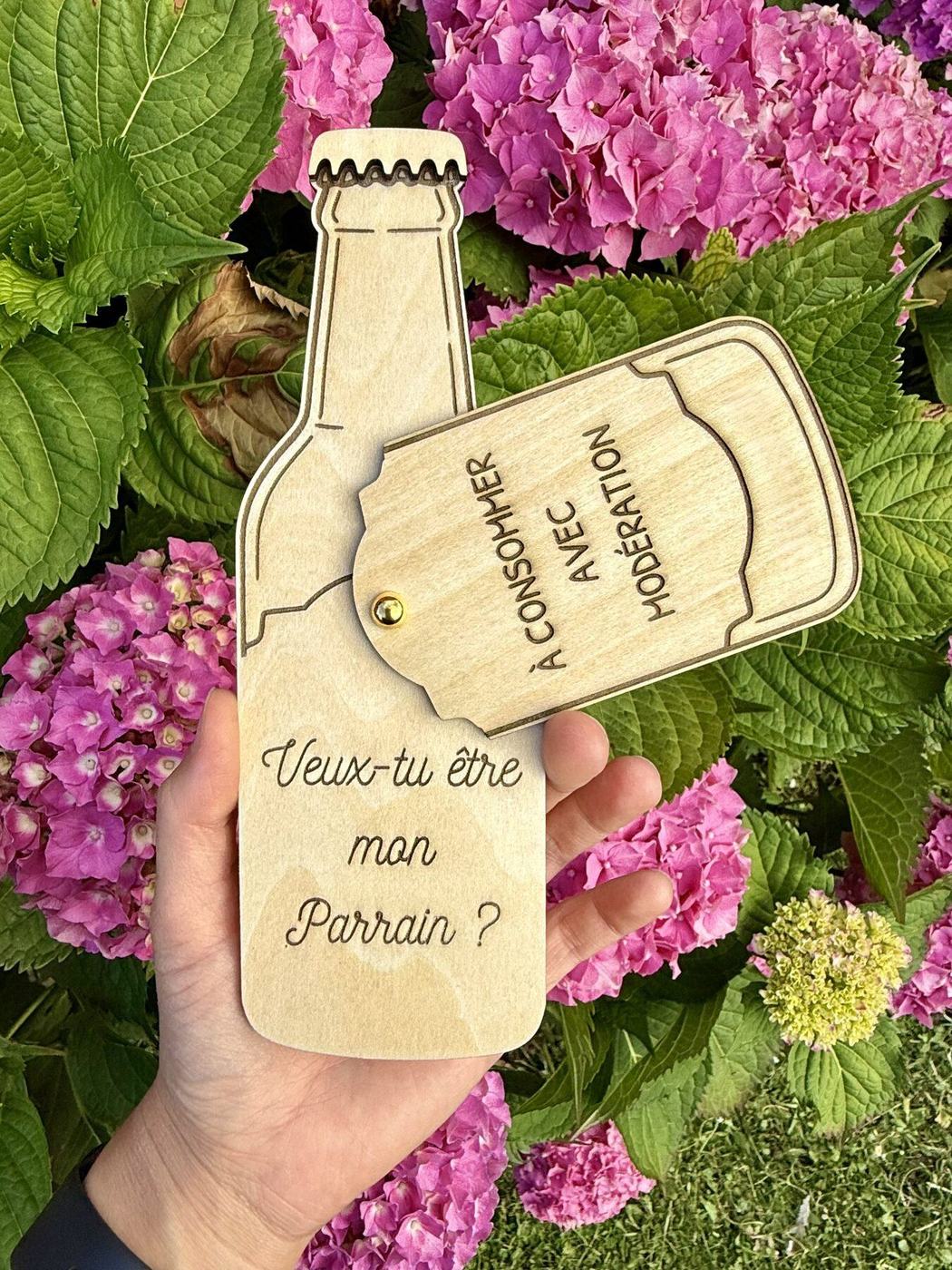 Bouteille en bois gravée « Veux-tu être mon Parrain ? », créations L'Univers du Petit Bois