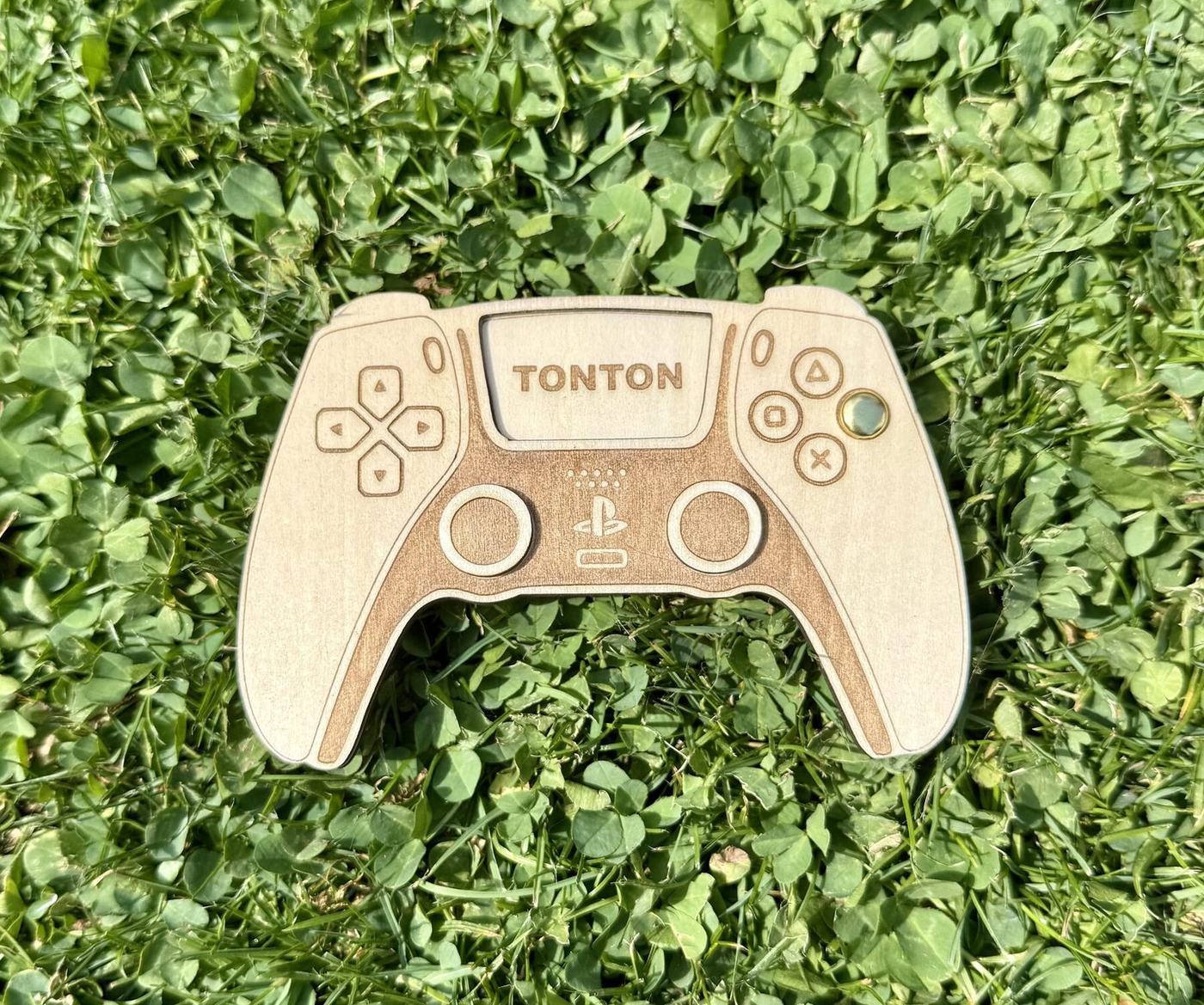 Manette de jeu en bois gravée « Tonton », fermée, créations L'Univers du Petit Bois