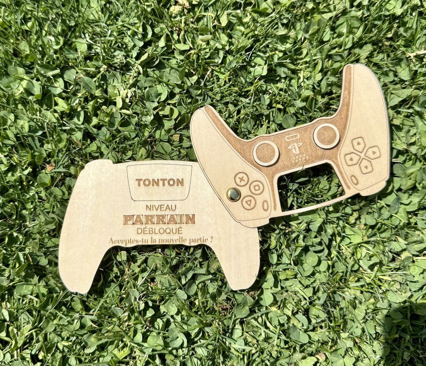 Manette de jeu en bois gravée ouverte « Niveau Parrain débloqué », créations L'Univers du Petit Bois