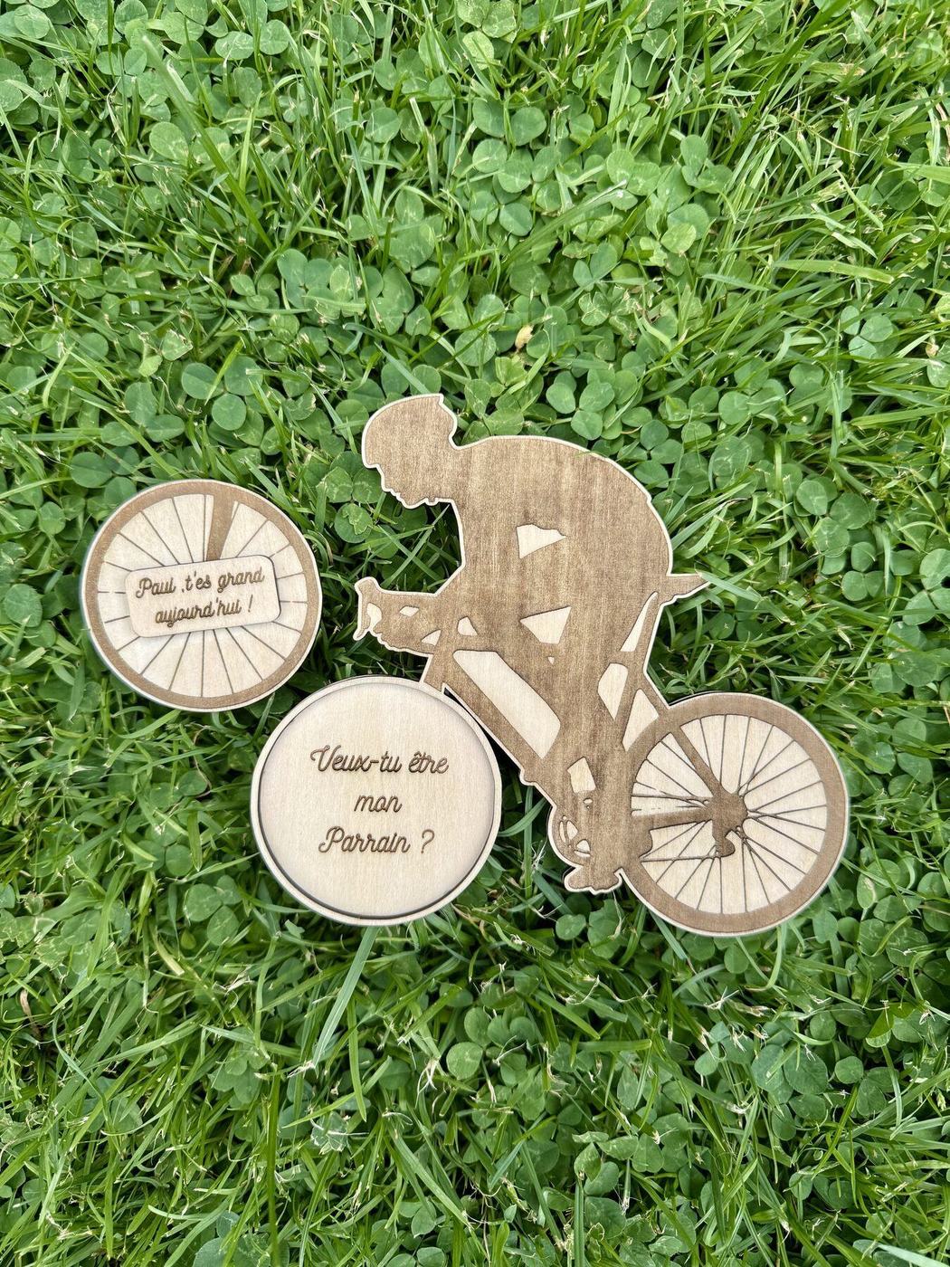 Cycliste en bois gravé « Veux-tu être mon Parrain ? », créations L'Univers du Petit Bois