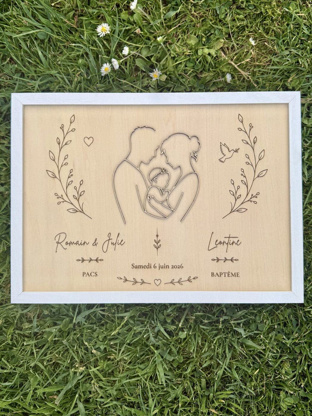 Cadre en bois gravé pour un PACS et un baptême, illustration famille, créations L'Univers du Petit Bois