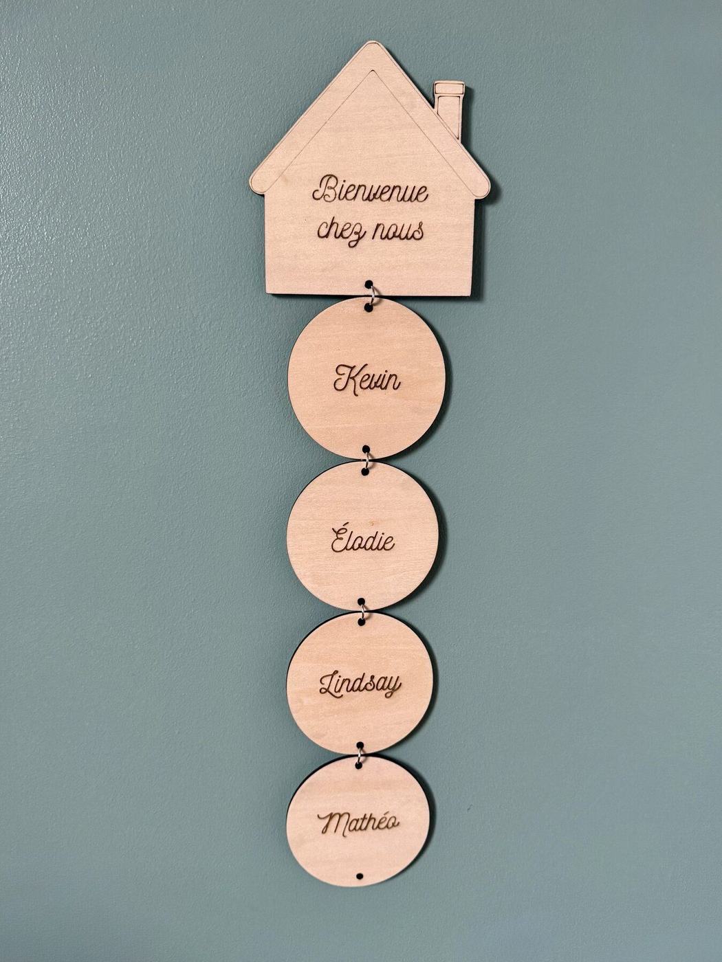 Plaque suspendue en bois gravé « Bienvenue chez nous », prénoms de toute la famille sur médaillons, créations L'Univers du Petit Bois