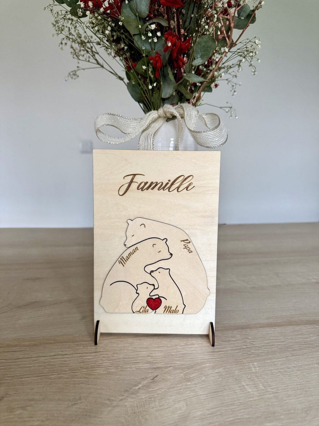 Plaque en bois gravé « Famille », illustration famille d'ours polaires personnalisée aux prénoms Maman, Papa, Lila et Malo, créations L'Univers du Petit Bois
