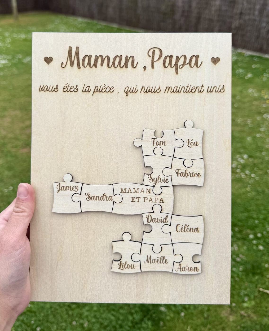 Cadre en bois gravé « Maman, Papa, vous êtes la pièce qui nous maintient unis », puzzle aux prénoms de toute la famille, créations L'Univers du Petit Bois