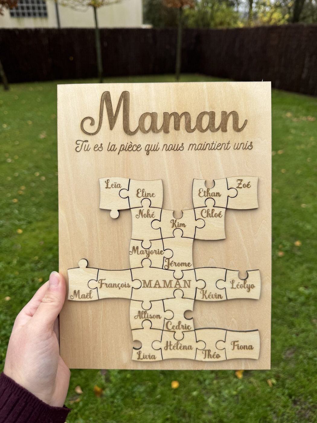 Cadre en bois gravé « Maman, tu es la pièce qui nous maintient unis », puzzle aux prénoms de toute la famille, créations L'Univers du Petit Bois