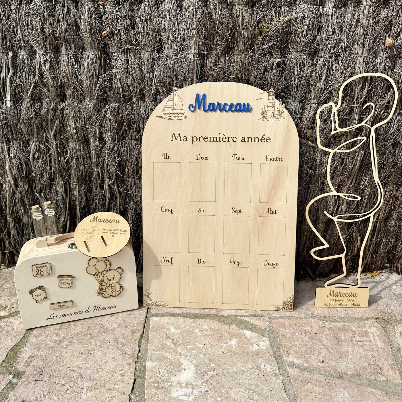 Coffret souvenir de naissance complet : valise, panneau première année et silhouette, créé par L'Univers du Petit Bois