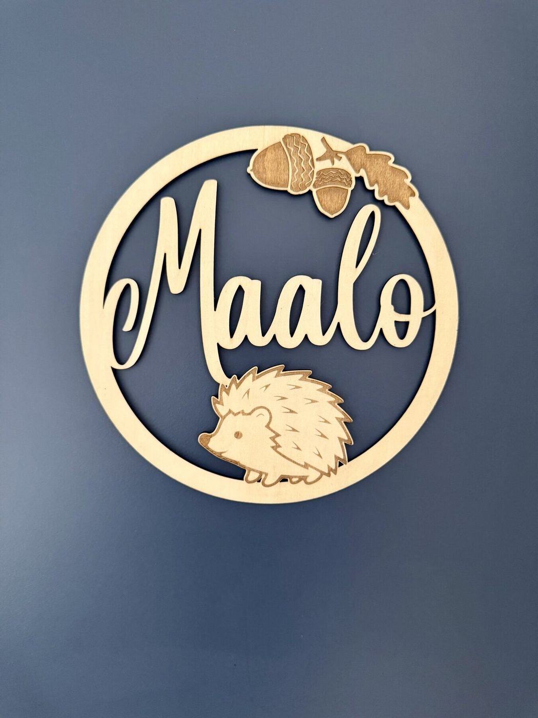 Décoration de porte en bois, prénom Maalo et hérisson gravé