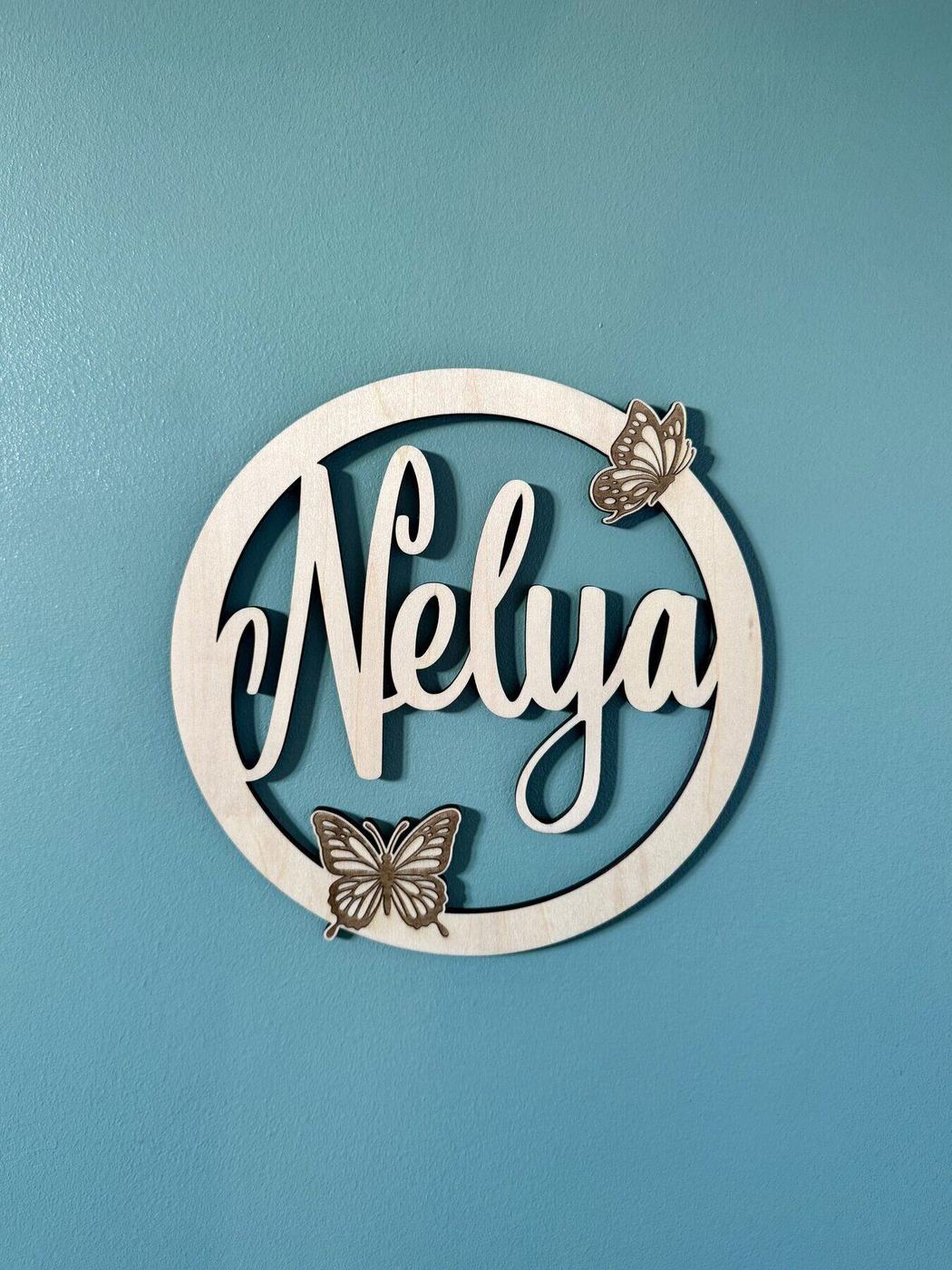 Décoration de porte en bois, prénom Nelya et papillons gravés, créations L'Univers du Petit Bois