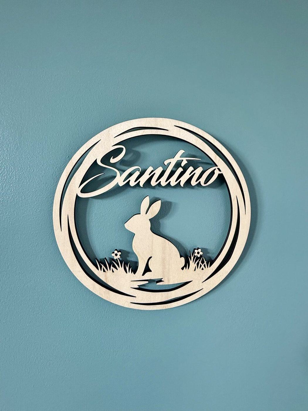 Décoration de porte en bois personnalisée, prénom Santino, créée par L'Univers du Petit Bois