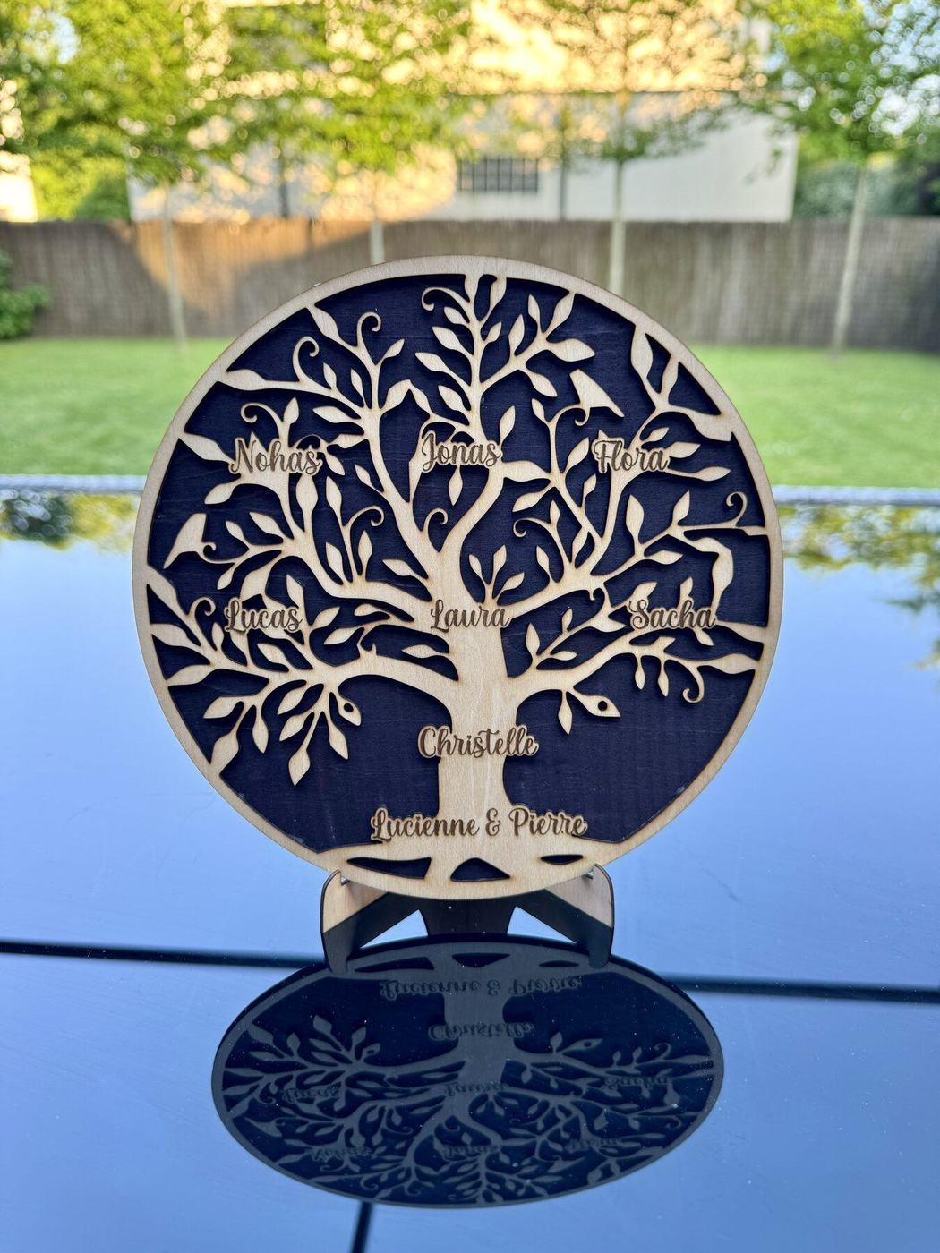 Arbre de vie rond en bois gravé, fond noir et support, prénoms de la famille, créations L'Univers du Petit Bois