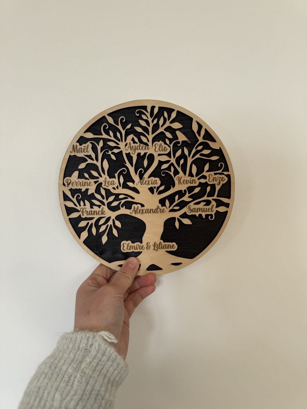 Arbre de vie rond en bois gravé, fond noir, version murale, créations L'Univers du Petit Bois