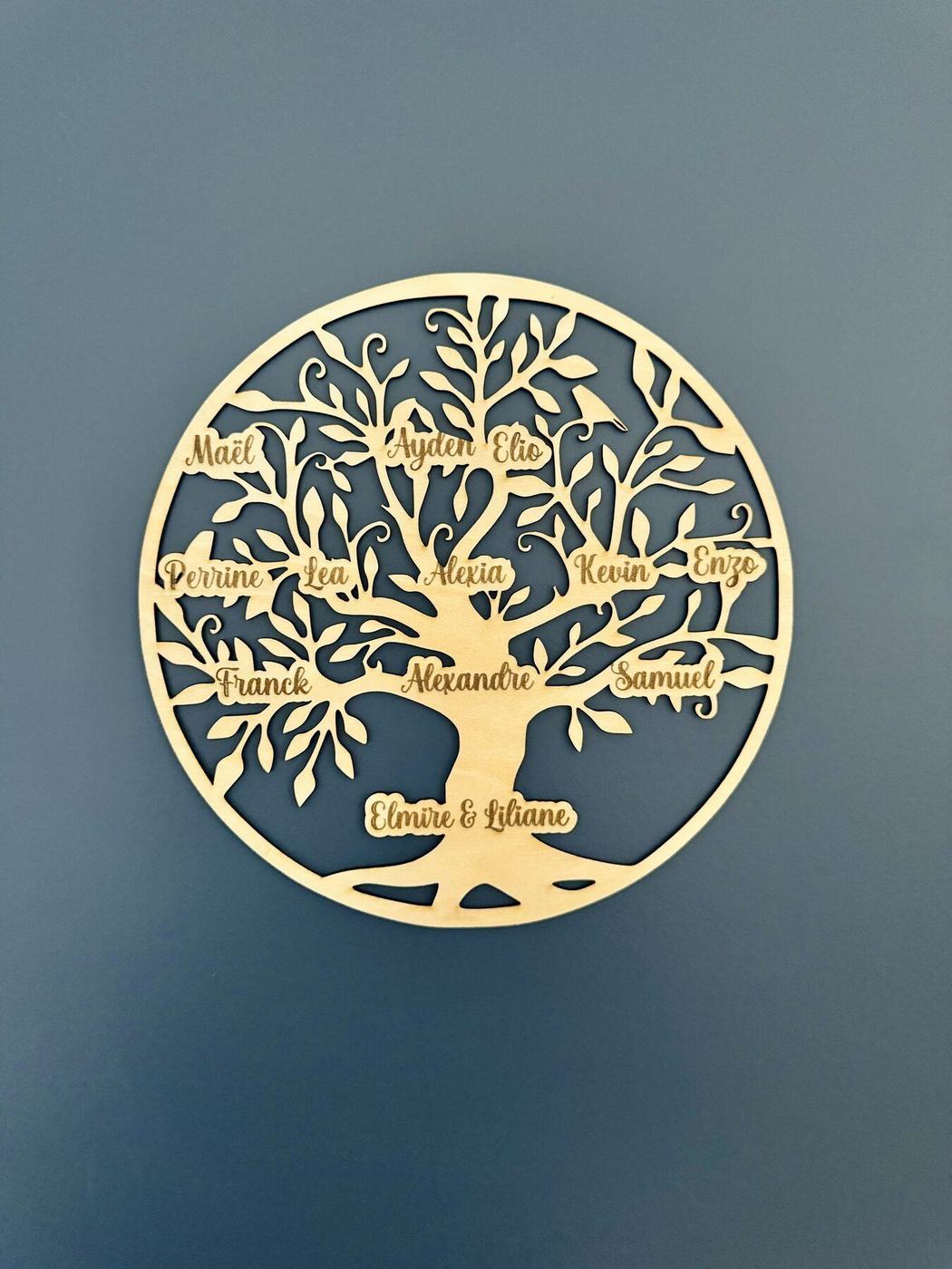 Arbre de vie rond en bois gravé sans fond, prénoms de la famille, créations L'Univers du Petit Bois