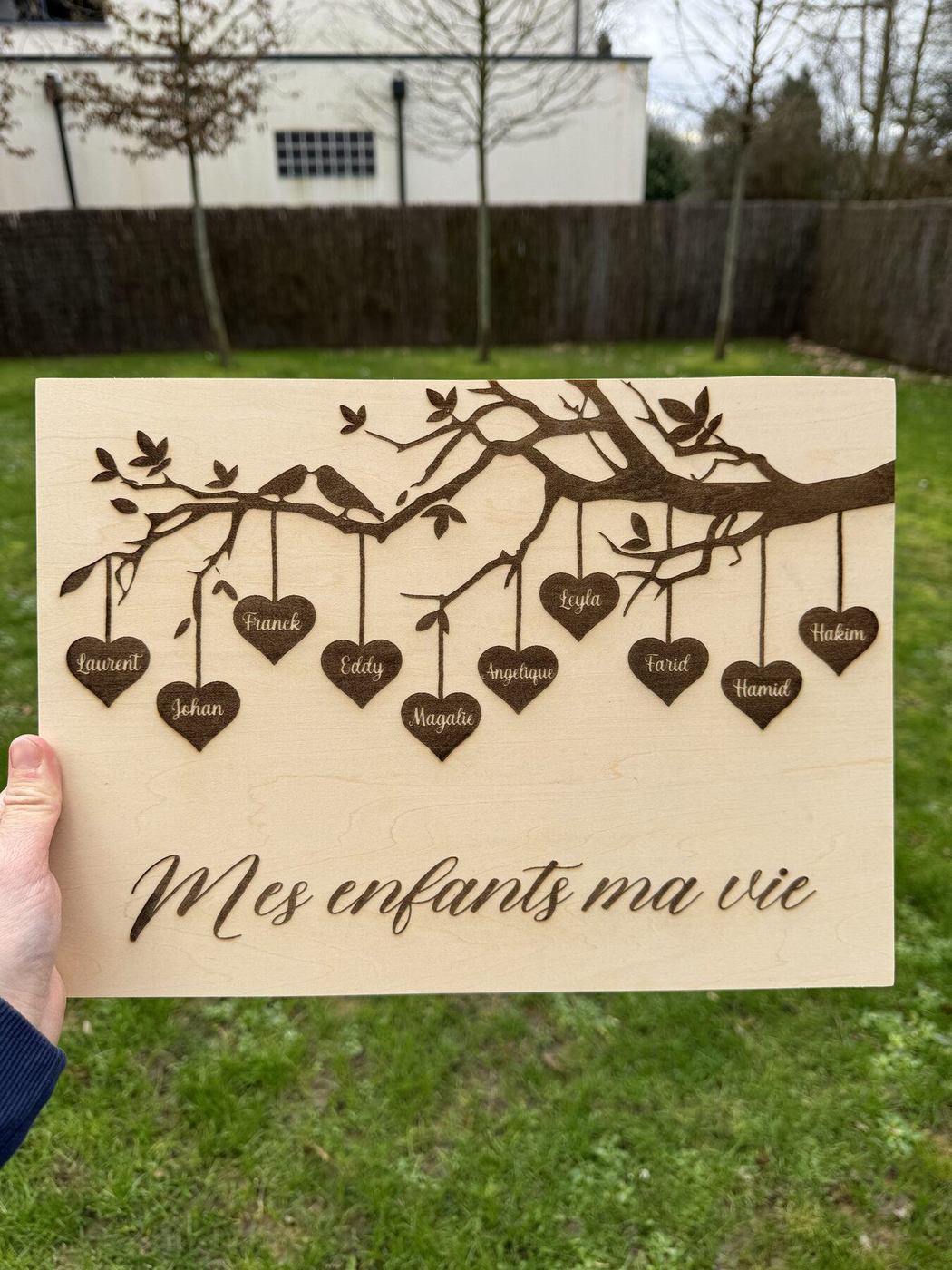 Tableau en bois gravé « Mes enfants ma vie » avec cœurs suspendus prénommés, créations L'Univers du Petit Bois