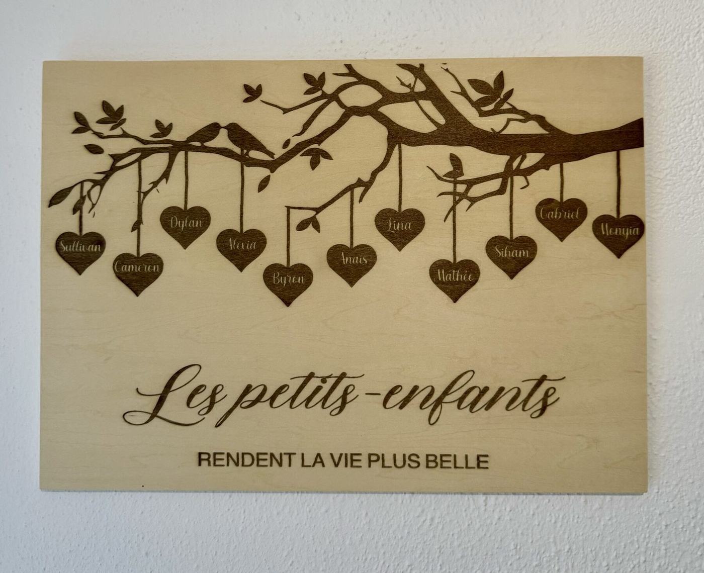 Tableau en bois gravé « Les petits-enfants rendent la vie plus belle » avec cœurs suspendus prénommés, créations L'Univers du Petit Bois