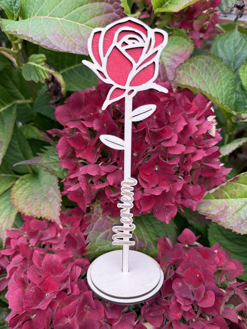 Rose en bois gravée personnalisée au prénom Meriem, dans des hortensias, créations L'Univers du Petit Bois