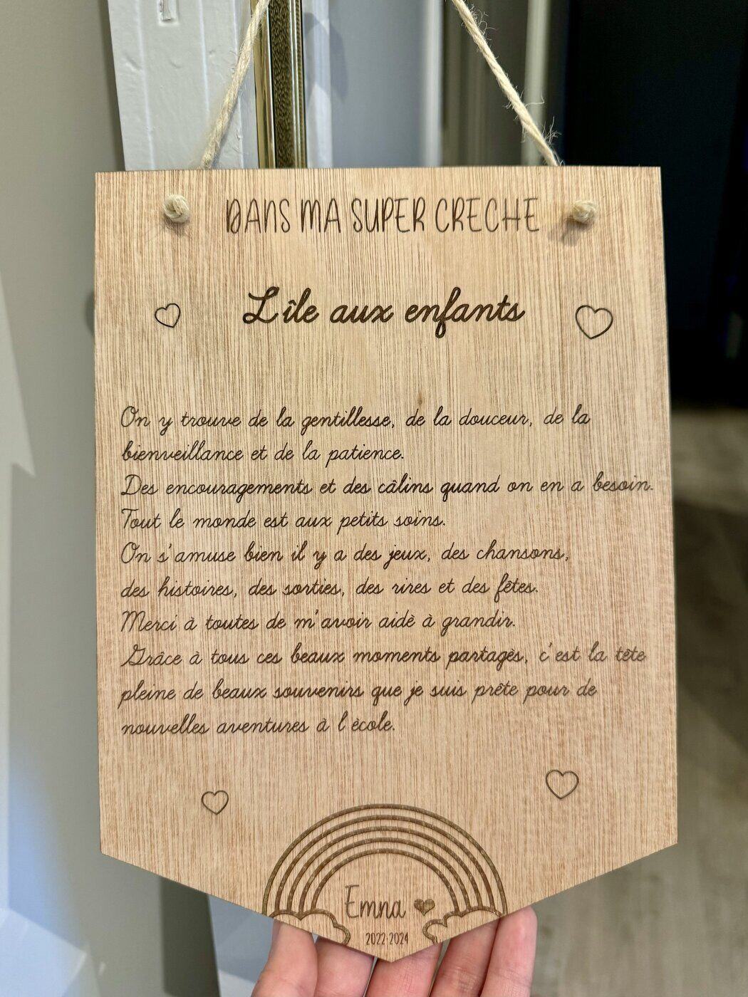 Bannière en bois gravée « Dans ma super crèche, l'île aux enfants », prénom Emna, 2022-2024