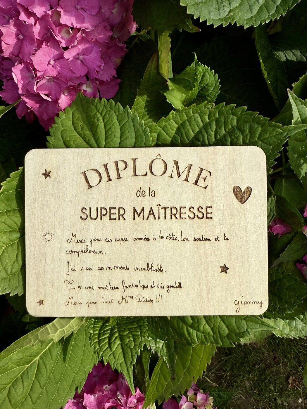 Diplôme en bois gravé « Super Maîtresse », message manuscrit personnalisé, signé Gianny