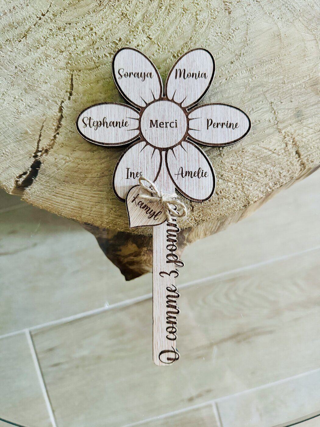 Fleur en bois gravée « Merci », prénoms multiples Soraya, Monia, Stéphanie, Perrine, Ines, Amélie, offerte par Kamyl