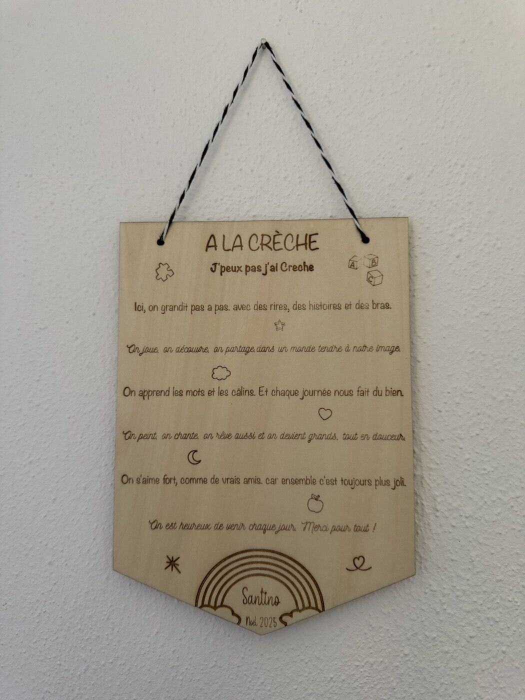 Bannière en bois gravé personnalisée « À la crèche », prénom Santino, créations L'Univers du Petit Bois