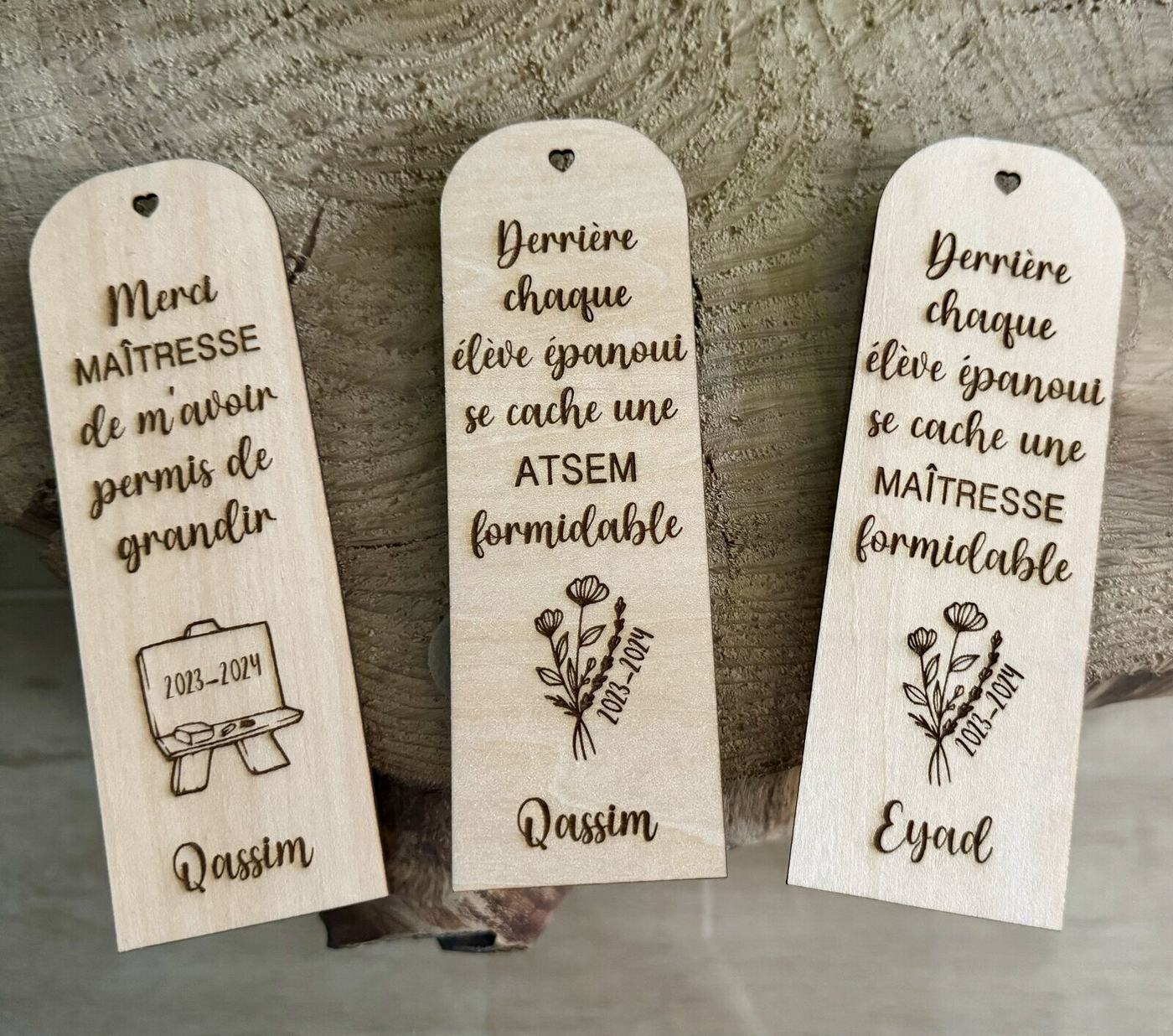 Quatre marque-pages en bois gravés, « Merci Maîtresse », « Merci ATSEM » et messages personnalisés, créations L'Univers du Petit Bois