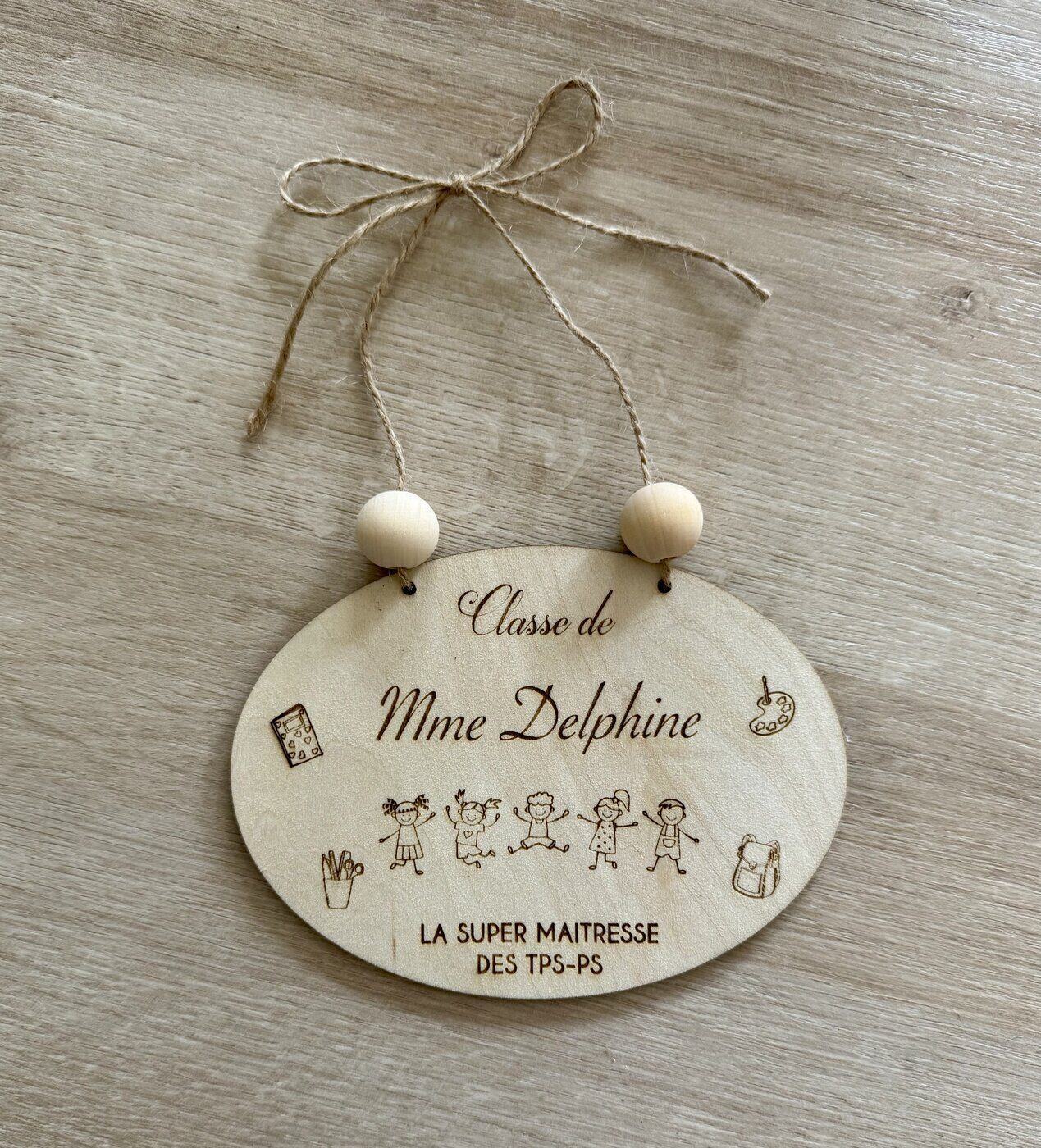 Plaque ovale suspendue en bois gravé « Classe de Mme Delphine, la super maîtresse des TPS-PS »