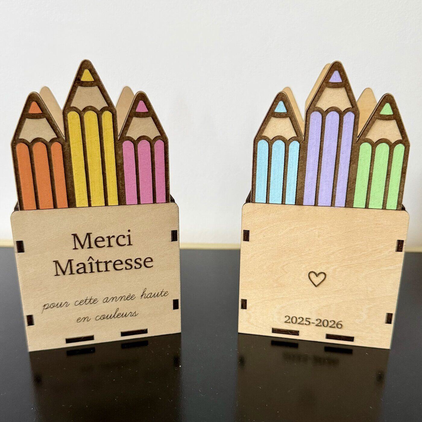 Pot à crayons en bois gravé « Merci Maîtresse », crayons colorés, deux coloris, créations L'Univers du Petit Bois