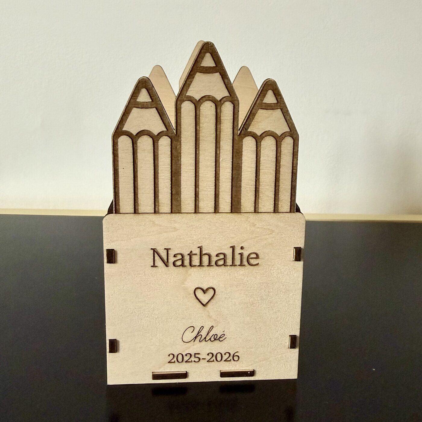 Pot à crayons en bois gravé personnalisé, prénoms Nathalie et Chloé, 2025-2026