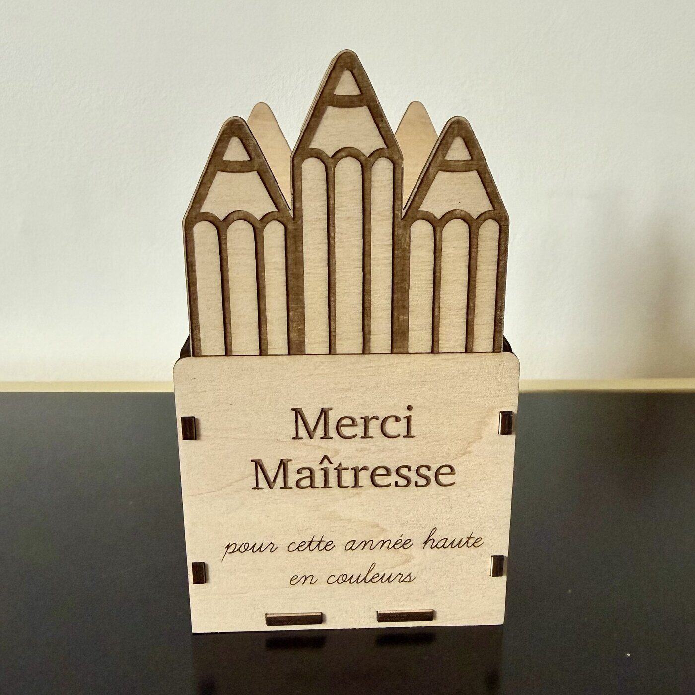 Pot à crayons en bois naturel gravé « Merci Maîtresse pour cette année haute en couleurs »