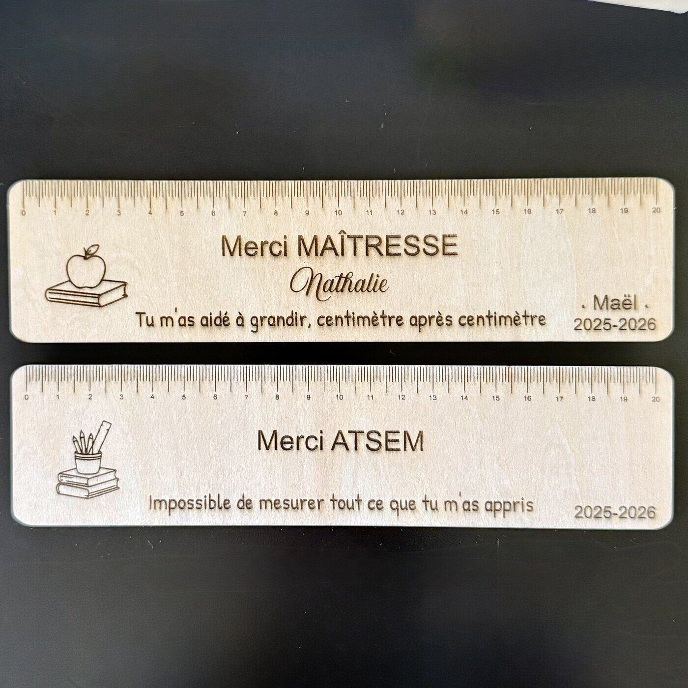 Règles en bois gravées « Merci Maîtresse Nathalie » et « Merci ATSEM », créations L'Univers du Petit Bois