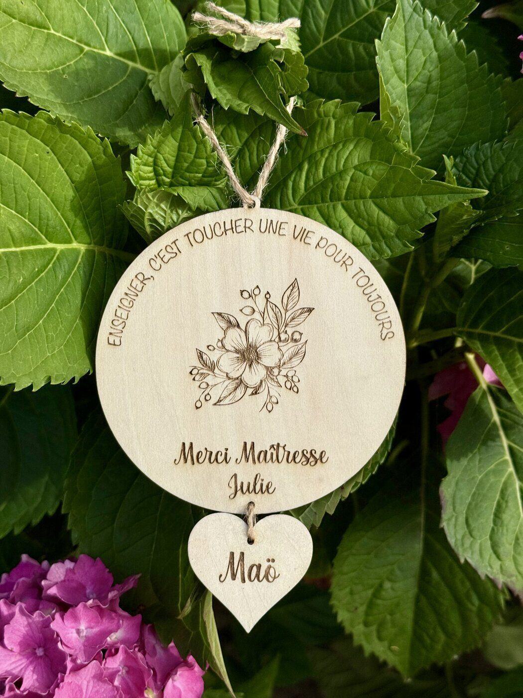 Plaque ronde suspendue en bois gravé « Merci Maîtresse Julie », avec cœur personnalisé Maö