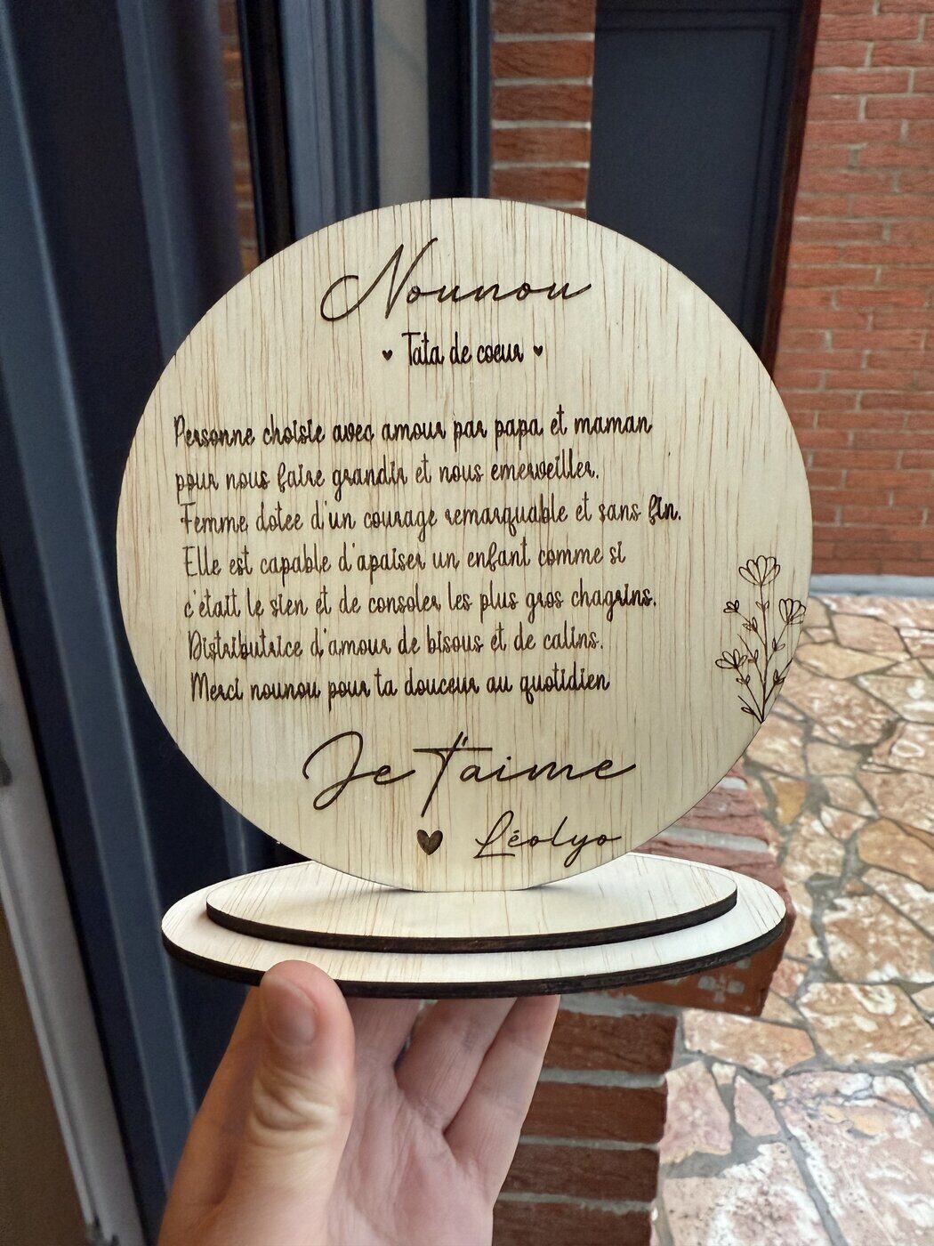 Plaque ronde sur pied en bois gravé « Nounou, tata de cœur », message personnalisé Léolyo
