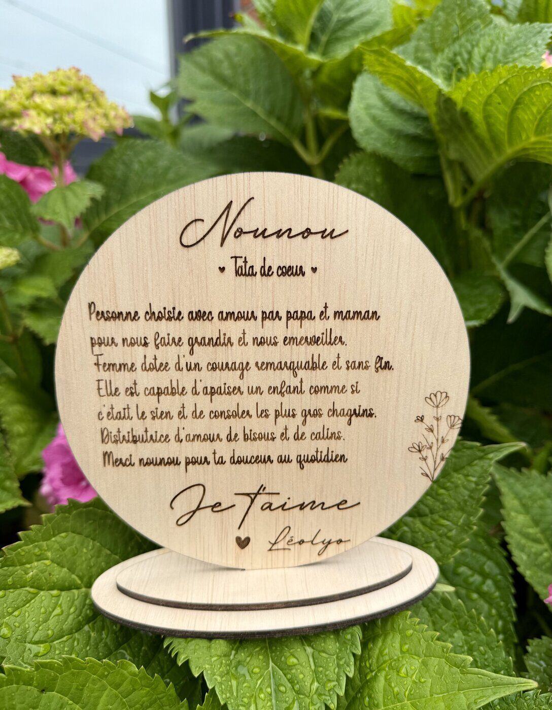 Plaque ronde sur pied « Nounou, tata de cœur », vue de face, message personnalisé Léolyo