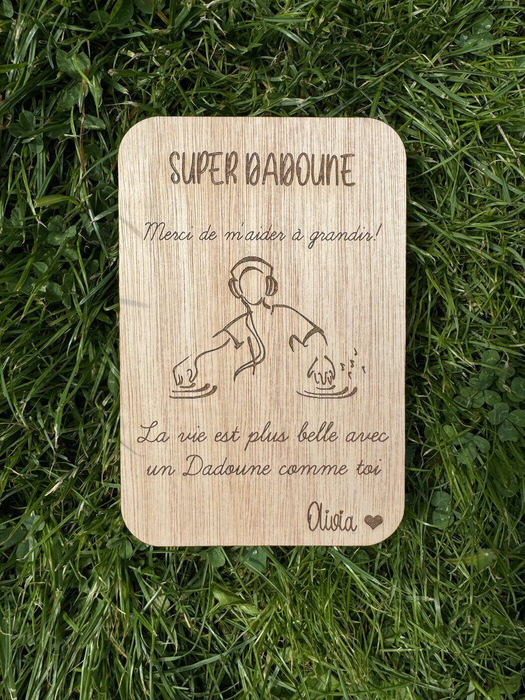 Plaque en bois gravé « Super Dadoune », illustration DJ, prénom Olivia