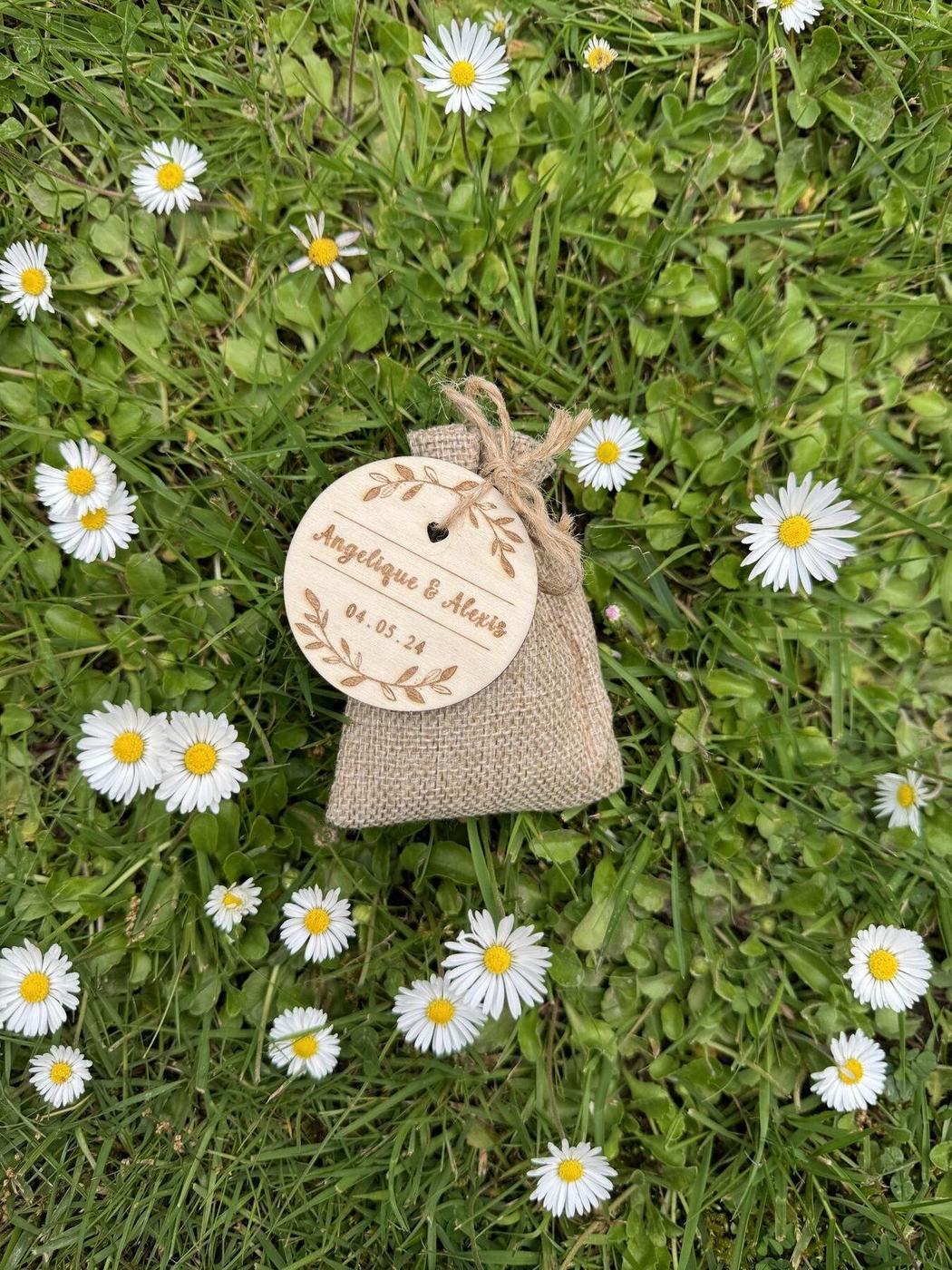Sachet en toile de jute avec étiquette en bois gravé « Angelique & Alexis, 04.05.24 », décor floral, cadeau invité de mariage, créations L'Univers du Petit Bois