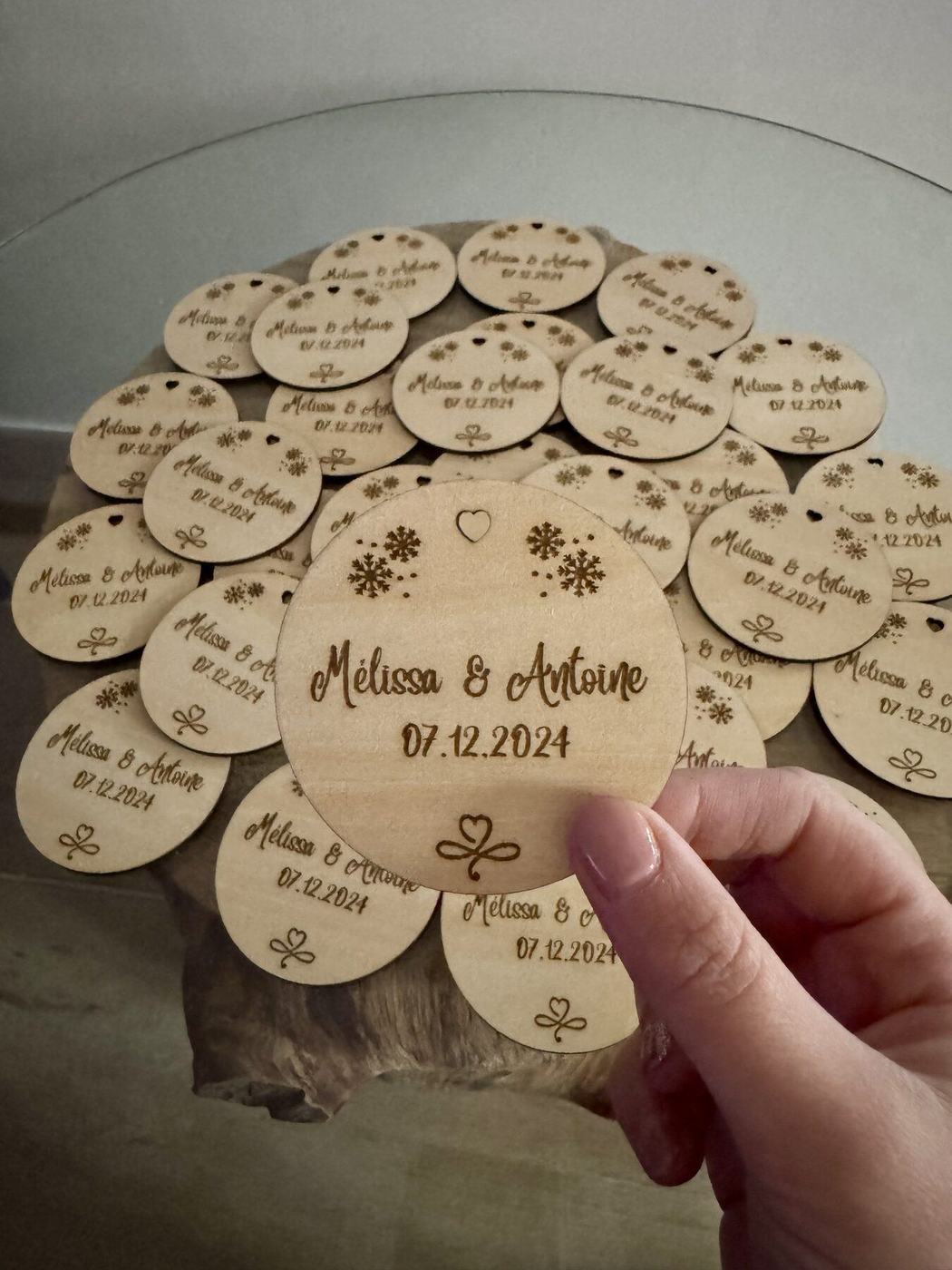 Étiquettes rondes en bois gravé, cadeaux invités de mariage, créations L'Univers du Petit Bois