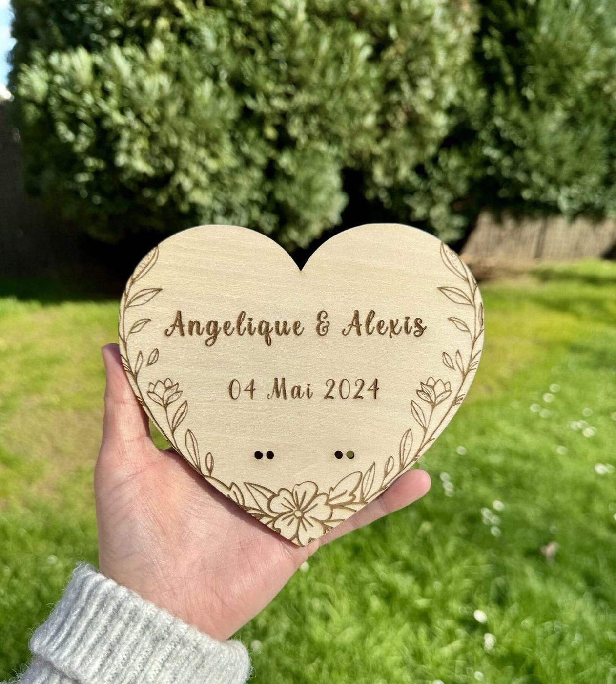 Cœur en bois gravé, livre d'or de mariage original, créations L'Univers du Petit Bois