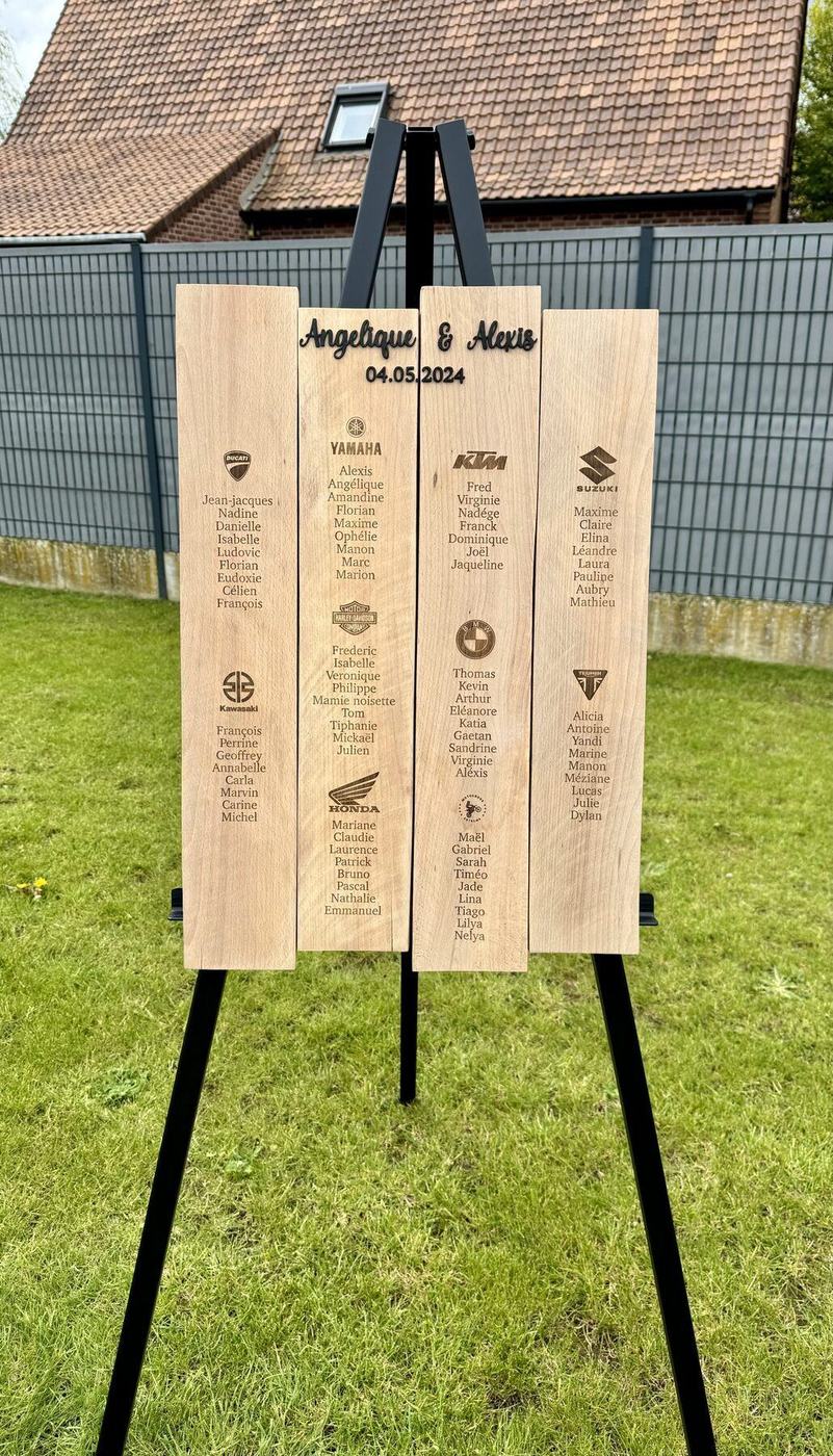 Plan de table de mariage sur lattes de bois, une marque de moto par table (Ducati, Yamaha, KTM, Suzuki, Kawasaki, Harley-Davidson, BMW, Honda, Triumph), créations L'Univers du Petit Bois