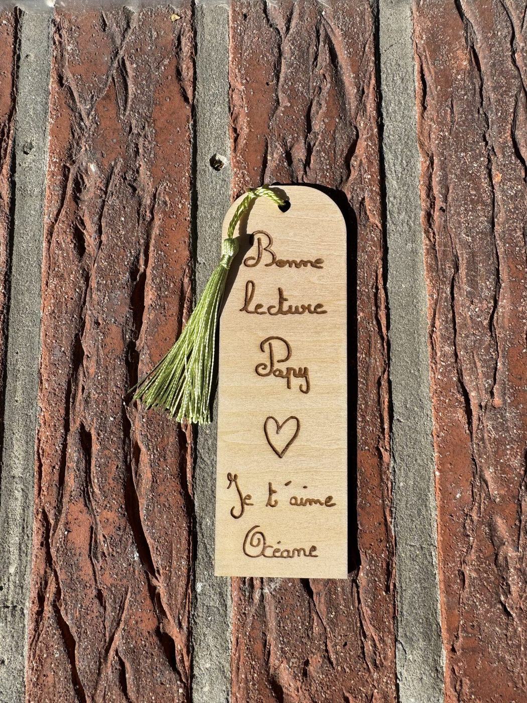 Marque-page en bois gravé « Bonne lecture Papy, je t'aime Océane », créations L'Univers du Petit Bois