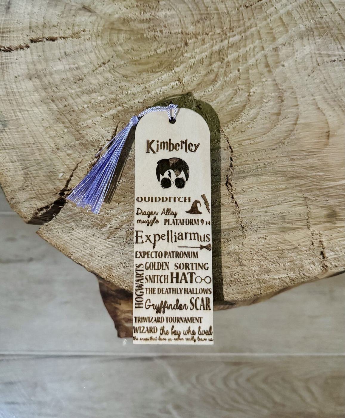 Marque-page en bois gravé sur le thème Harry Potter, personnalisé au prénom Kimberley, créations L'Univers du Petit Bois